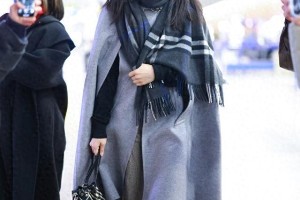 张婧仪灰色大衣穿搭：格纹围巾+水桶包尽显优雅