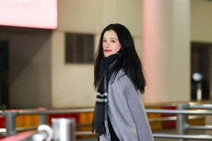 张婧仪冬日优雅写真：雾霭灰调披肩下的光影魅力