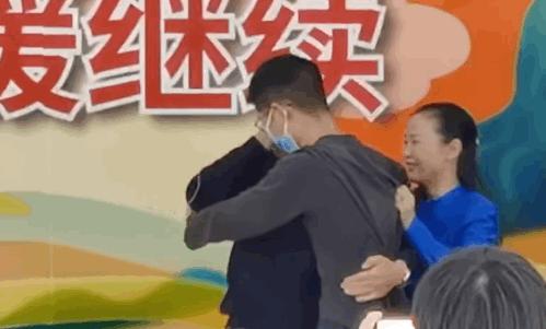 孙海洋拥抱儿子孙卓