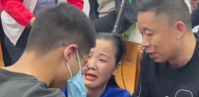 孙海洋夫妇与儿子孙卓认亲现场