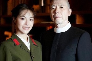 钟楚曦：从冯女郎到成龙洪金宝青睐的演艺新星