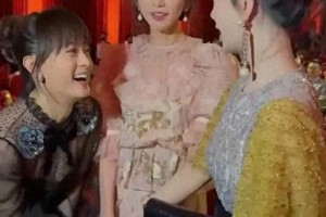 杨紫深V天蓝裙亮相APM活动 清新妆容惊艳全场
