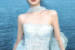 白鹿海边蓝纱裙写真，梦幻仙子造型惊艳全网