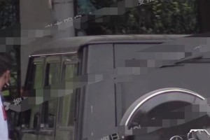 王鹤棣聚餐抽烟引争议，百万豪车曝光