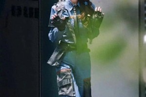 杨幂甜酷制服造型美翻热搜，兔耳特工引爆全网