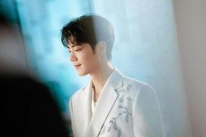肖战北京春晚献唱《如愿》温暖动人，情感演绎获赞