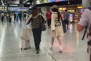 杨幂低调赴港探望女儿小糯米，母爱深沉引网友热议