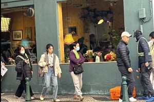 成龙张子枫梁家辉澳门拍《捕风追影》路透曝光
