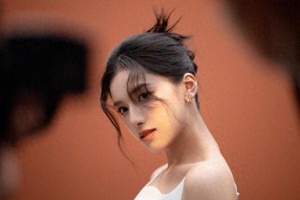 张婧仪白色吊带裙穿搭解析：简约中的高级时尚