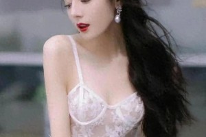 迪丽热巴白蕾丝造型惊艳全网，纯欲风引爆时尚潮流