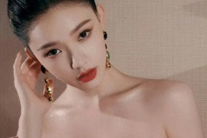 林允红裙造型惊艳？揭秘抹胸长裙如何展现优雅气质