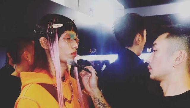 先先为男模化妆