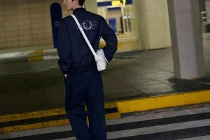 李昀锐首尔偶遇：机场穿搭帅气如男模引热议