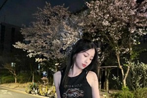 虞书欣黑长直背心造型如何引爆全网？95后顶流时尚密码解析