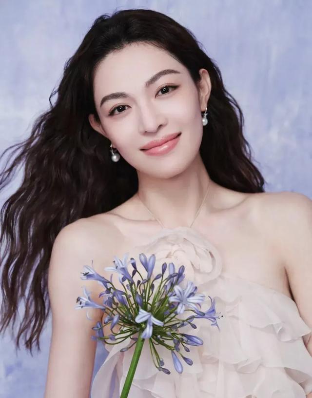 肖战与赵露思同台照