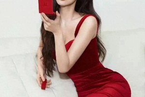 孟子义紧身牛仔裤穿搭展现完美身材比例