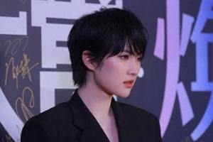 严浩翔白发背头造型惊艳亮相，展现时尚突破