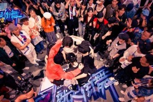 王一博《街舞3》妖娆舞姿引热议，扯张艺兴衣服超飒